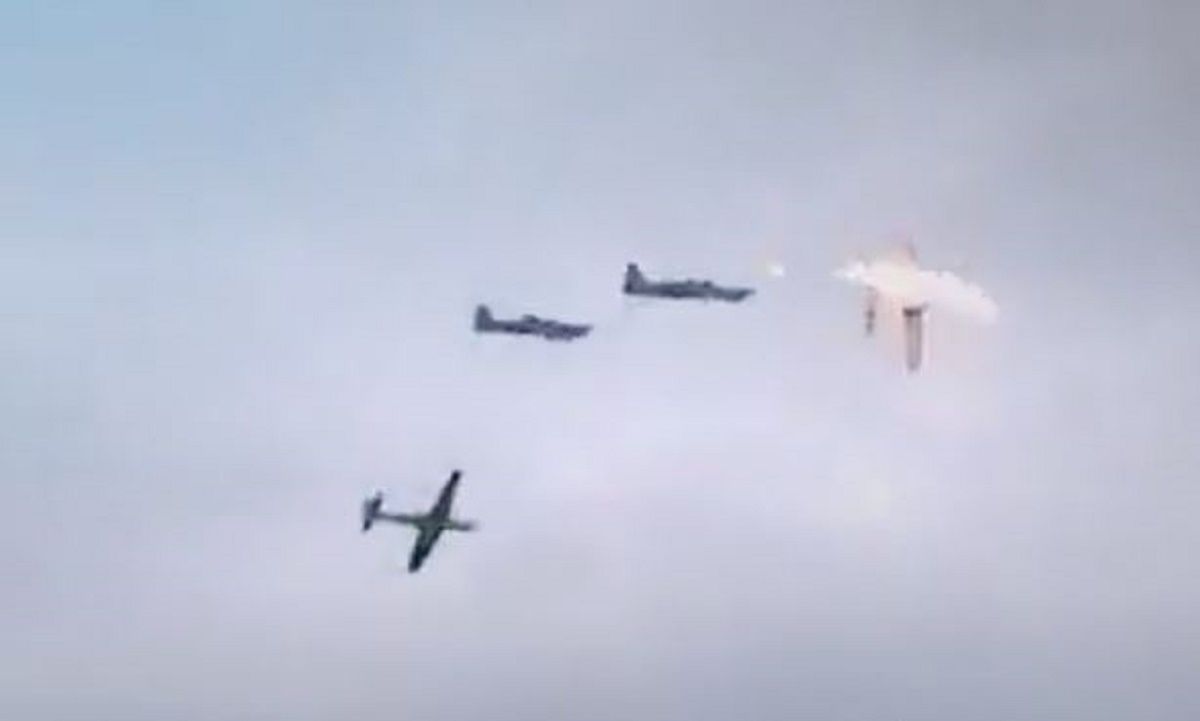 MIRÁ EL VIDEO Un muerto por choque de aviones en entrenamiento militar en Colombia Radio 3