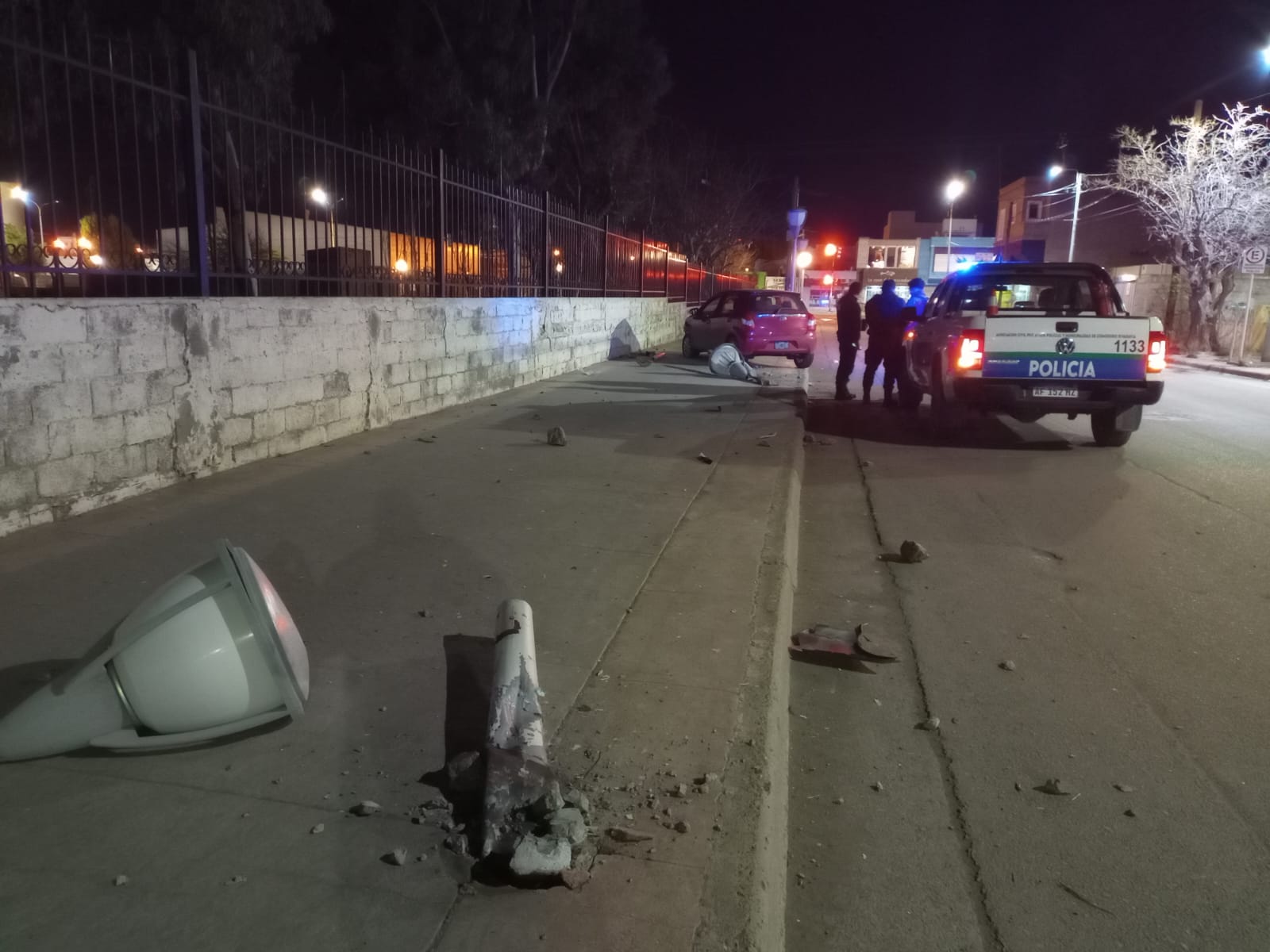 Ebrio y sin carnet tiró dos postes de luz y chocó contra un paredón