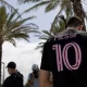 Hincha con camiseta del Inter de Miami con el nombre de Lionel Messi