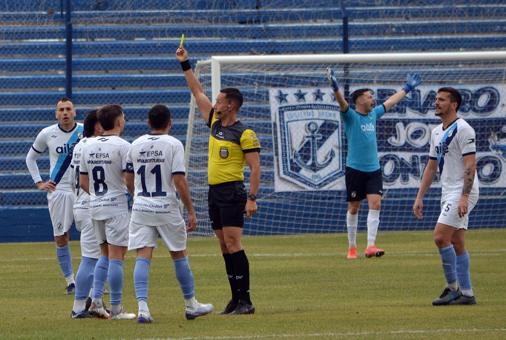 Polémico arbitraje de Adrián Franklin en el partido entre Guillermo Brown de Puerto Madryn y Defensores de Belgrano por la Primera Nacional