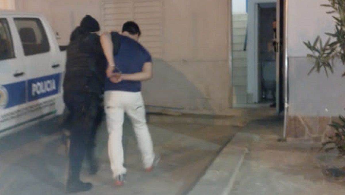 Detienen a un hombre por golpear y amenazar con un cuchillo a su pareja ...