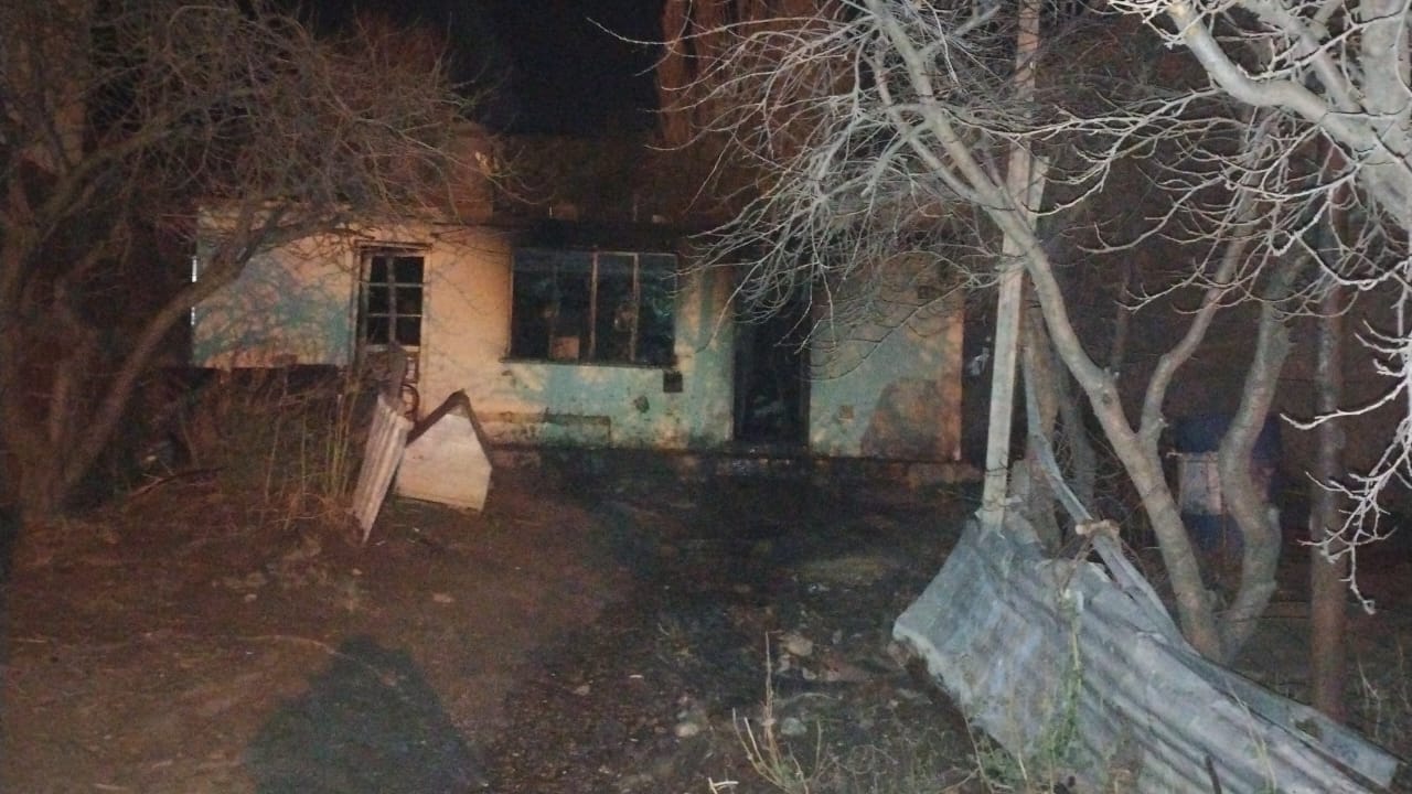 Falleció una persona al incendiarse una vivienda en Comodoro - Radio 3  Cadena Patagonia