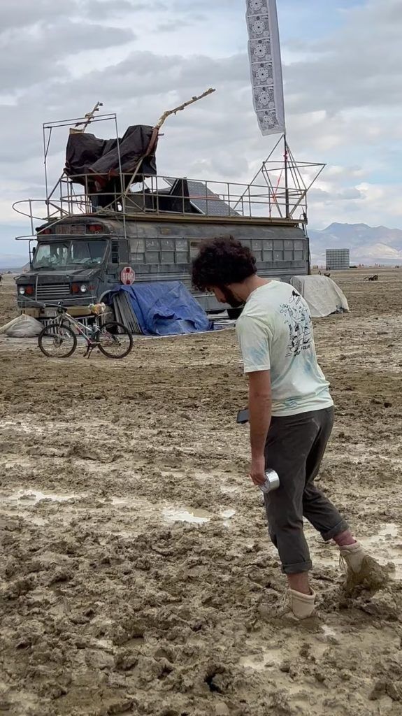 Más de 70 mil personas atrapadas por el lodo en el festival "Burning Man"