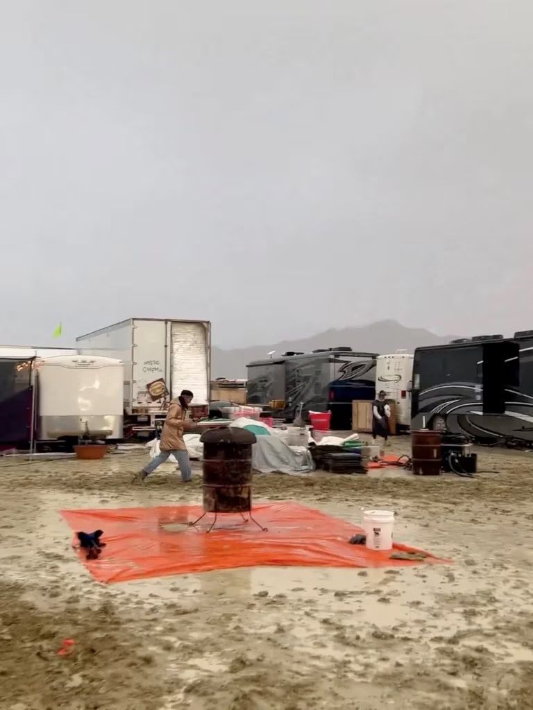 Más de 70 mil personas atrapadas por el lodo en el festival "Burning Man"