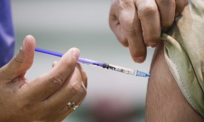 Ante el aumento gradual de casos de Covid-19 y otros virus respiratorios en las últimas semanas, el Gobierno de la Provincia de Chubut, a través del Ministerio de Salud, hace un llamado urgente a la población para que refuerce su cobertura de vacunación contra el Covid-19. Se insta a todos los ciudadanos a visitar los hospitales y centros de salud locales para evaluar la necesidad de aplicar dosis adicionales de refuerzo.