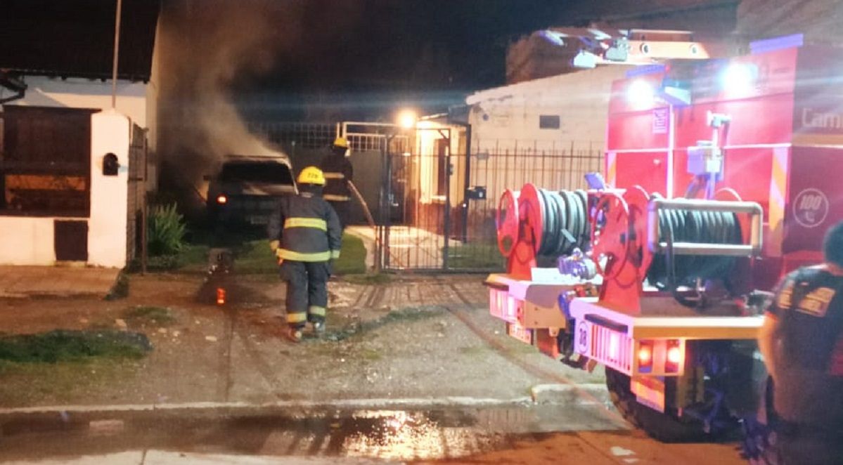 Se incendió un vehículo en el patio de una vivienda - Radio 3 Cadena ...
