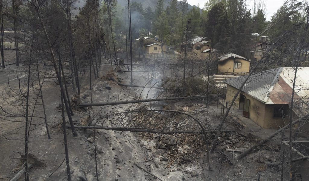 Brigadistas lograron contener los incendios provocados por viento Zonda en Mendoza