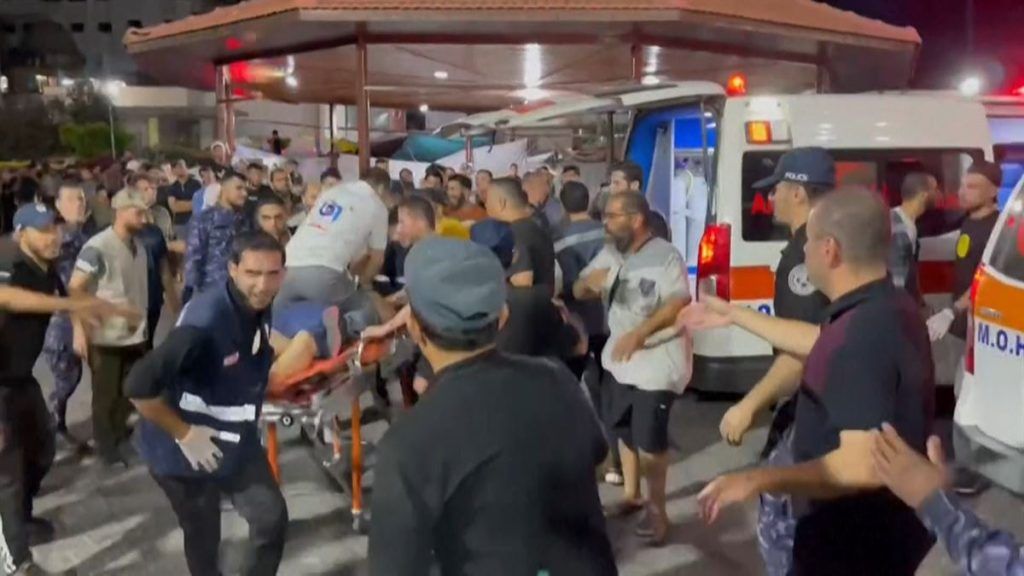 personas afuera de un hospital