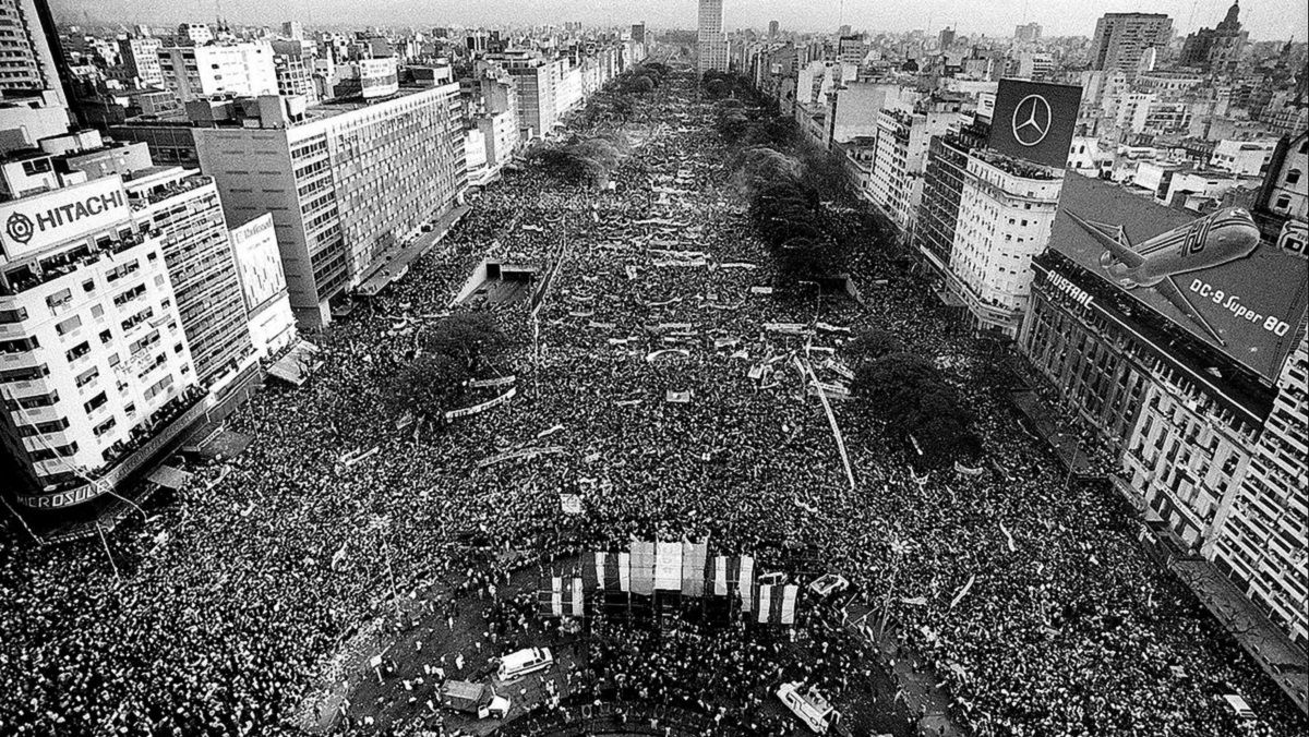 40 Años de Democracia en Argentina: Desarrollo y Resiliencia - Radio 3 ...
