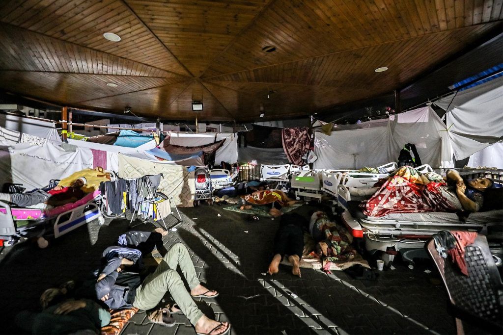 En medio de la destrucción y el caos de la guerra entre Israel y Hamas, civiles que viven en la Franja de Gaza contaron a Télam cómo es estar "esperando la muerte", mientras viven en refugios para los palestinos que se han desplazado del norte al sur, cuyas familias están diezmadas por la cantidad de muertes y por la separación e incomunicación con los que aún no han podido evacuarse y se quedaron en las zonas más peligrosas.