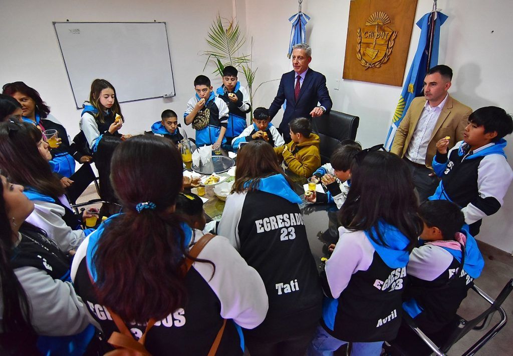 Arcioni recibió a alumnos de la Escuela N° 93 de Buenos Aires Chico