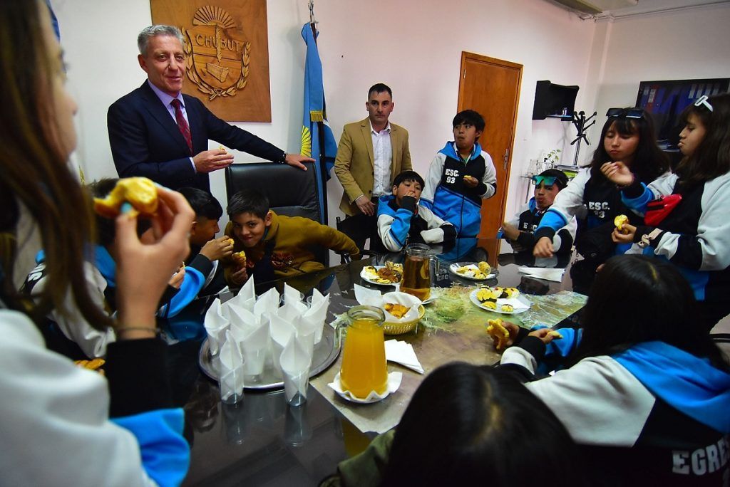 Arcioni recibió a alumnos de la Escuela N° 93 de Buenos Aires Chico