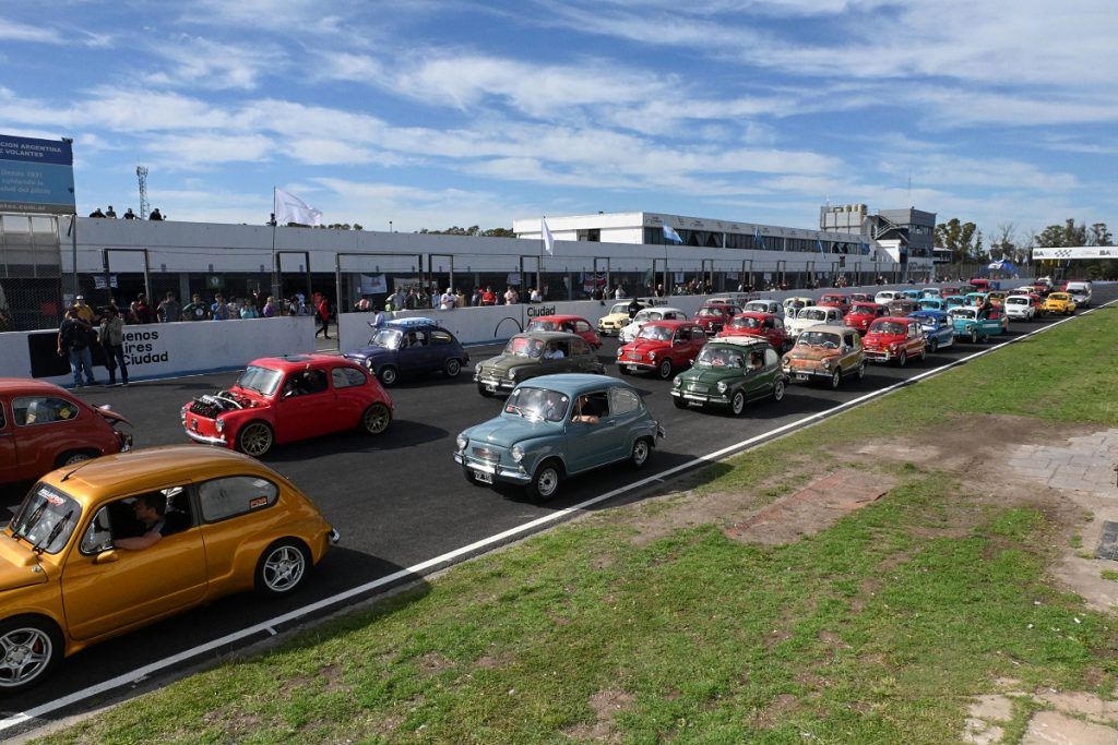 Más de 600 "Fititos" participaron de una colorida caravana en Buenos Aires