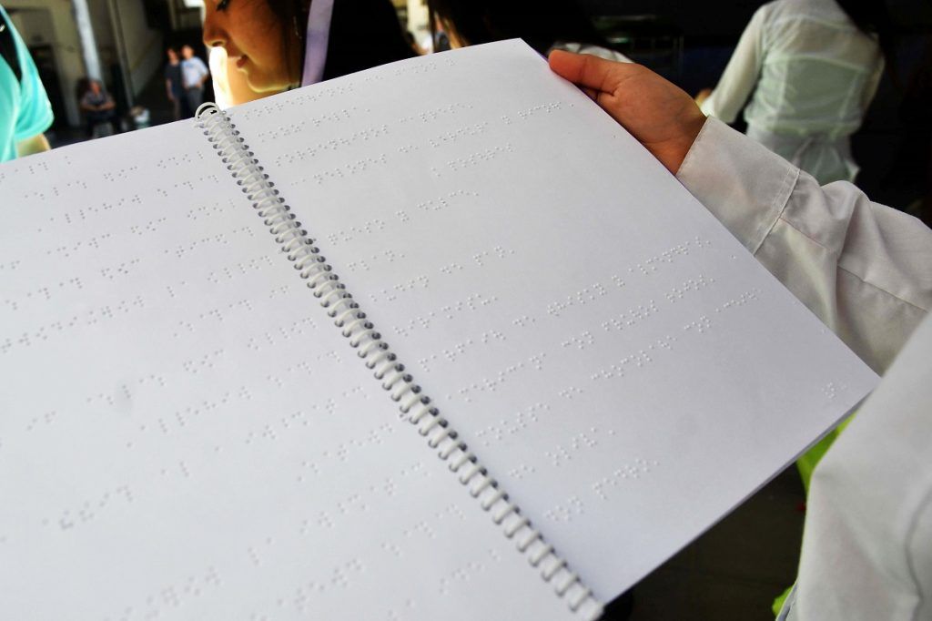 Estudiantes donaron un menú en braille como mensaje de inclusión