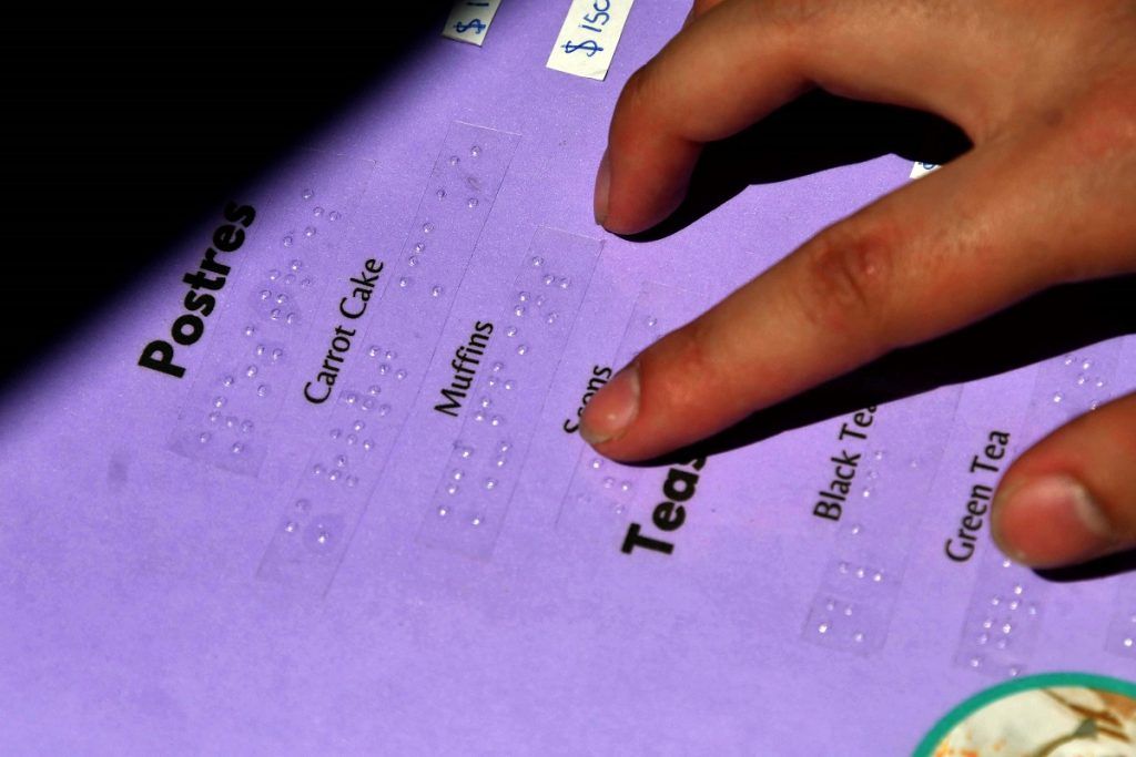 Estudiantes donaron un menú en braille como mensaje de inclusión