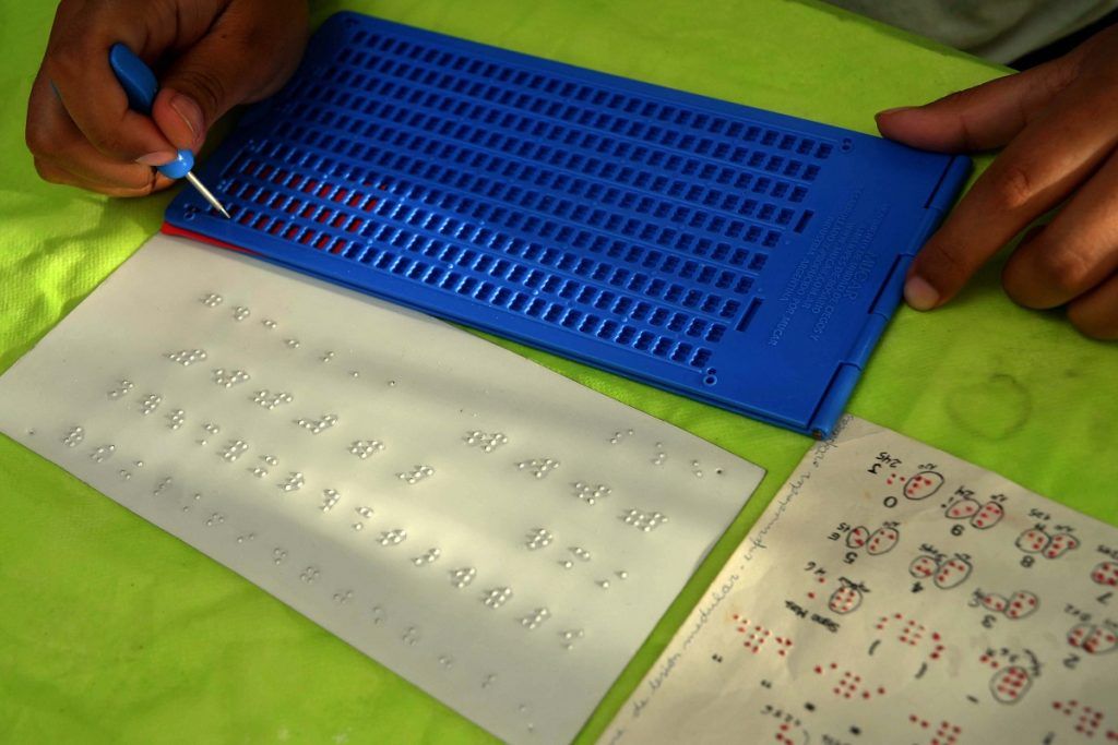 Estudiantes donaron un menú en braille como mensaje de inclusión
