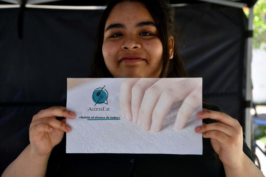 Estudiantes donaron un menú en braille como mensaje de inclusión