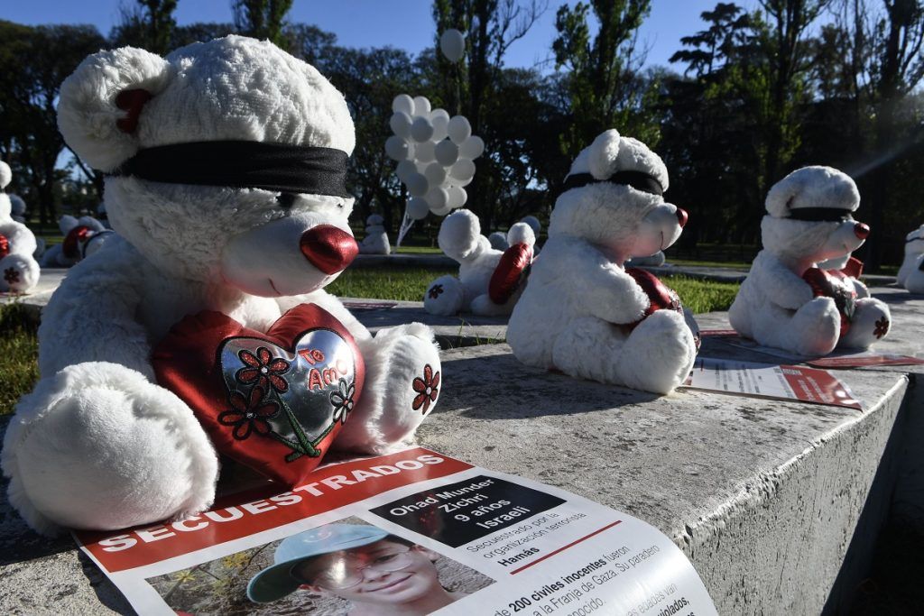 Instalan osos de peluche en Palermo por los niños secuestrados por Hamas