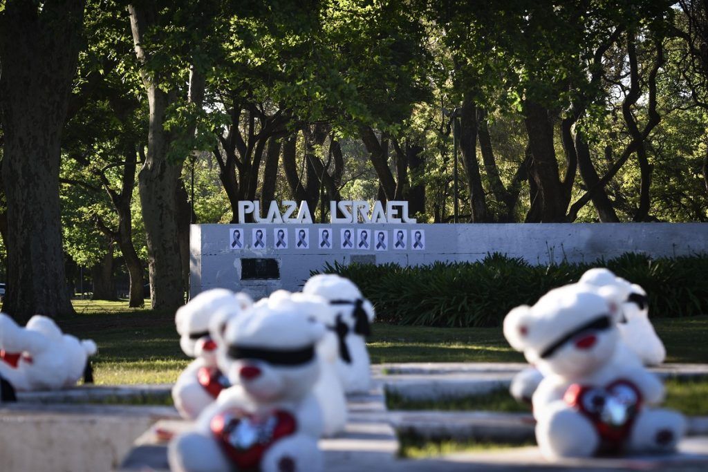 Instalan osos de peluche en Palermo por los niños secuestrados por Hamas