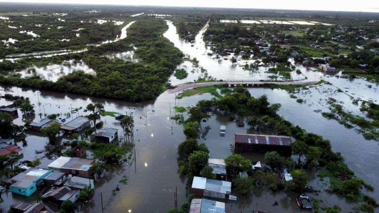 Evacuados, socavamientos y rutas cortadas por las lluvias en Corrientes