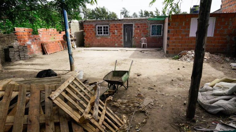 Hallan el cuerpo de una mujer maniatada dentro de una bolsa de arpillera