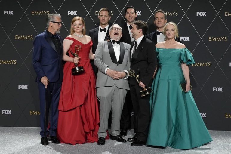 «Succession», «El oso» y «Bronca» se alzaron como los grandes ganadores de los Emmy