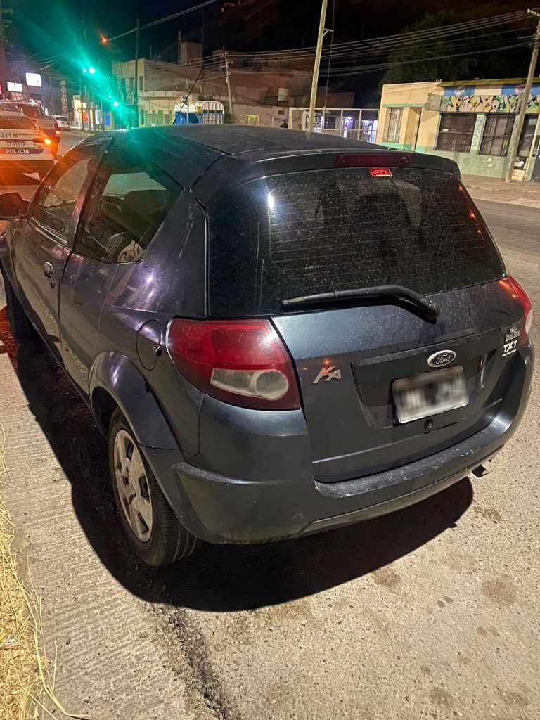 Intentaban abrir a la fuerza la puerta de un auto y terminaron presos