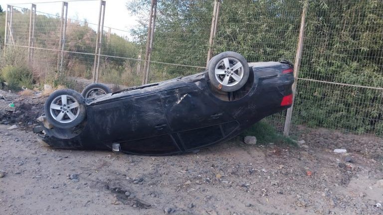 Manejaba alcoholizado, perdió el control del auto y volcó