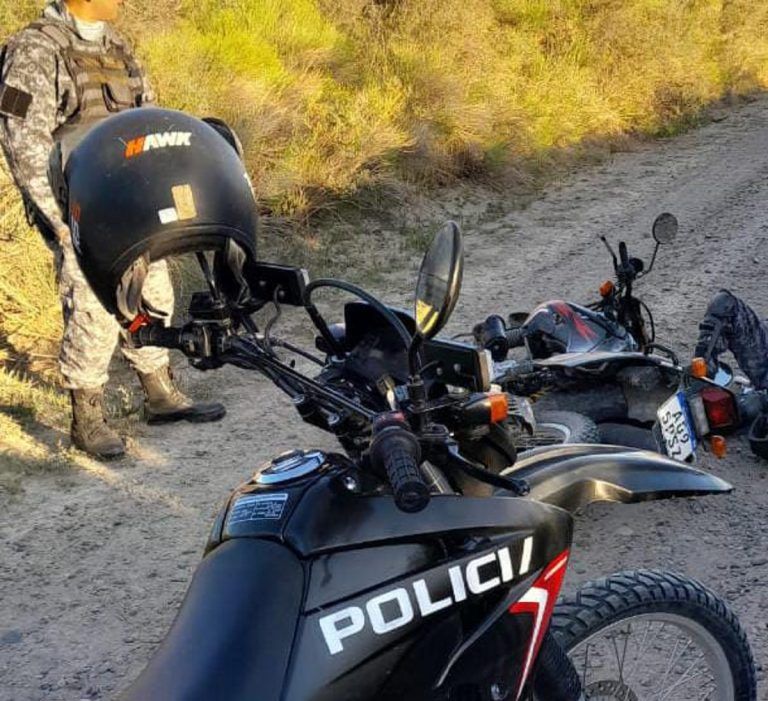Policía lesionado tras perder el control de su moto