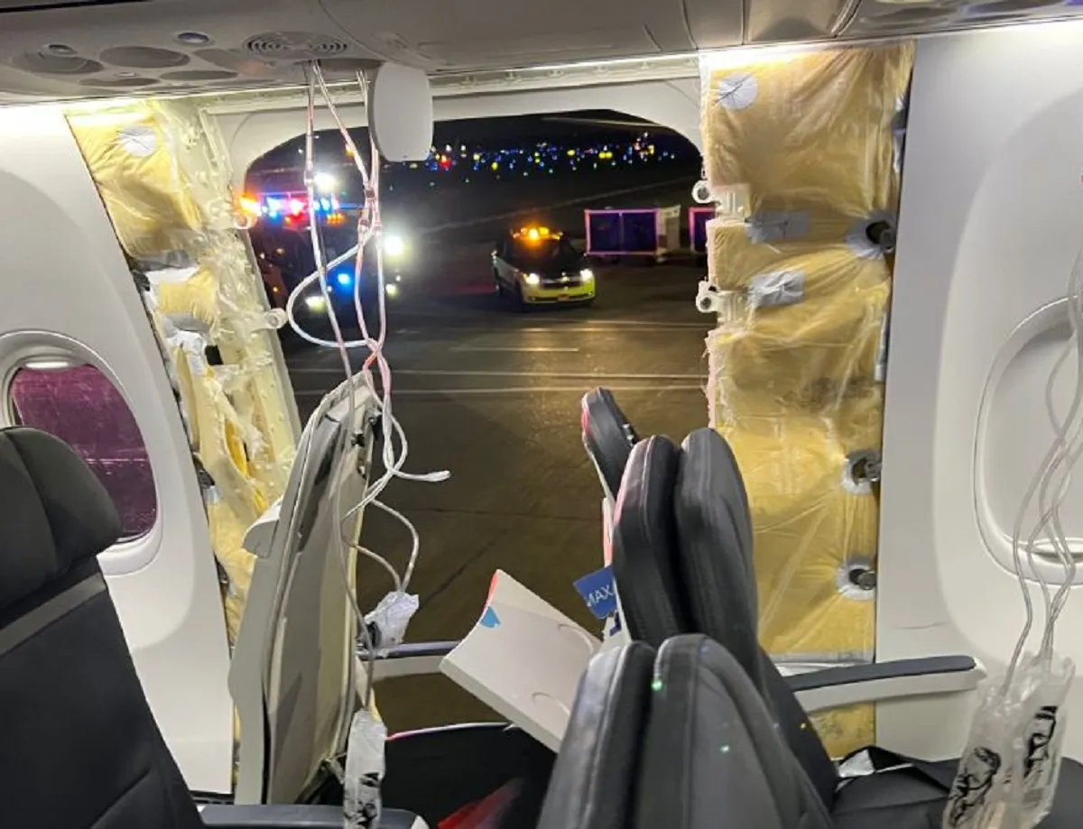 un panel de un Boeing 737 Max 9 de Alaska Airlines se desprendió en pleno vuelo. Foto: X (@NXNoticias)
