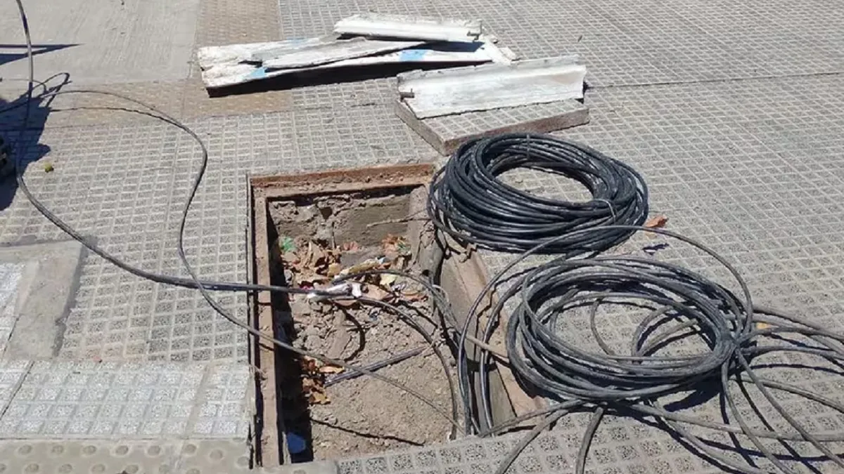 Robaron cables de fibra óptica en Tribunales de Comodoro Py. Foto: Infobae.