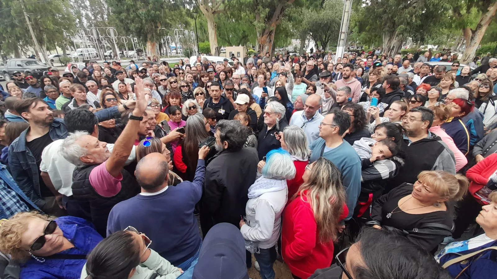Puerto Madryn, aumento de tarifas, protesta ciudadana, energía eléctrica, tarifazo, crisis económica, reclamos vecinales, indignación, dificultades económicas, política energétic