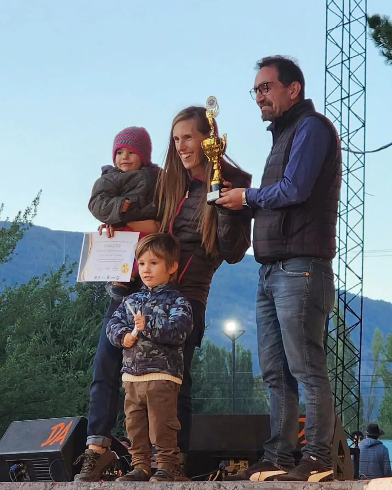 EN LAGO PUELO SE PRESENTÓ ANTE MILES DE PERSONAS EL ALFAJOR MÁS GRANDE DE LA PATAGONIA