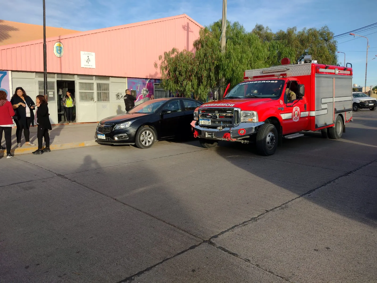 URGENTE | Evacúan escuela en Trelew por posible escape de gas