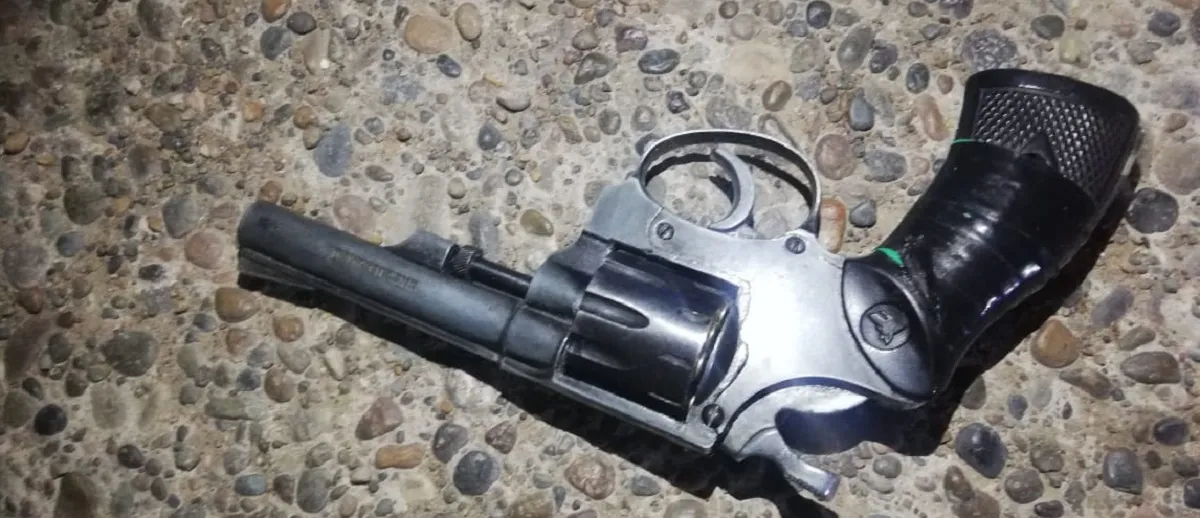 Caminaba por la calle con un arma en la cintura - Radio 3 Cadena Patagonia