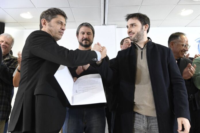 Los gobernadores de Chubut y Buenos Aires, Nacho Torres y Axel Kicillof, respectivamente, firmaron un acuerdo para mejorar la asistencia sanitaria, incluyendo la distribución de 15 ambulancias.