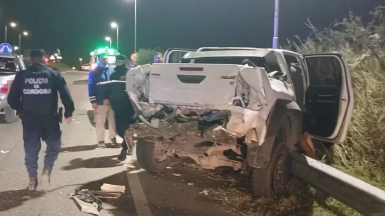 Un Jefe Comunal cordobés chocó con un camión de carga en Juárez Celman