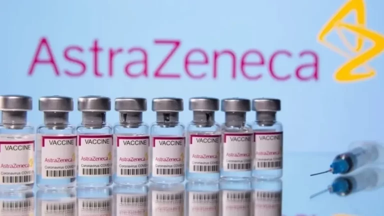 Una mujer denunció al Estado y a AstraZeneca por efectos adversos de la vacuna