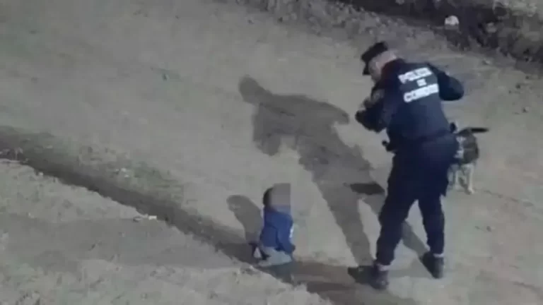 MIRÁ EL VIDEO | Hallan a un bebé gateando solo por la calle en plena noche