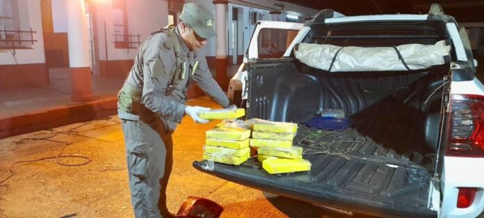 Detectan más de 76 kilos de cocaína en un vehículo y en dos colectivos