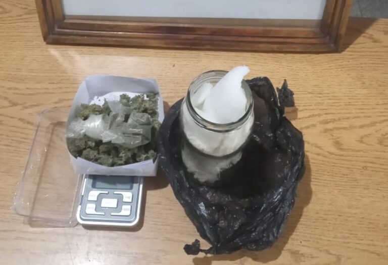 Fue detenido en un control por llevar un frasco de marihuana 