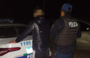 Lo sorprendieron forzando puertas de autos secuestrados en un puesto policial