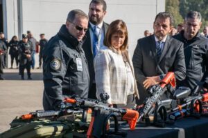 Patricia Bullrich presentó las nuevas armas no letales para la Policía Aeroportuaria