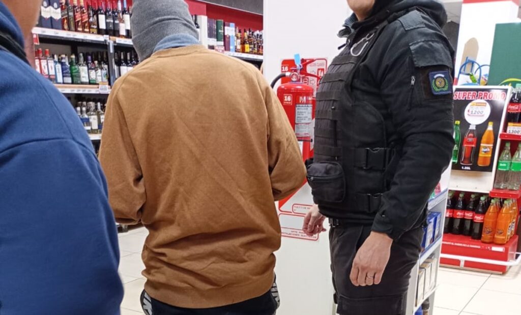 Quisieron hurtar varios productos de un supermercado de Esquel