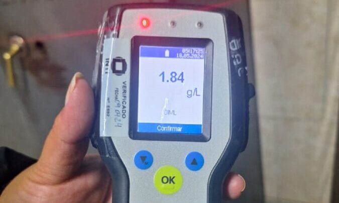 Conductor ebrio se durmió con el auto encendido