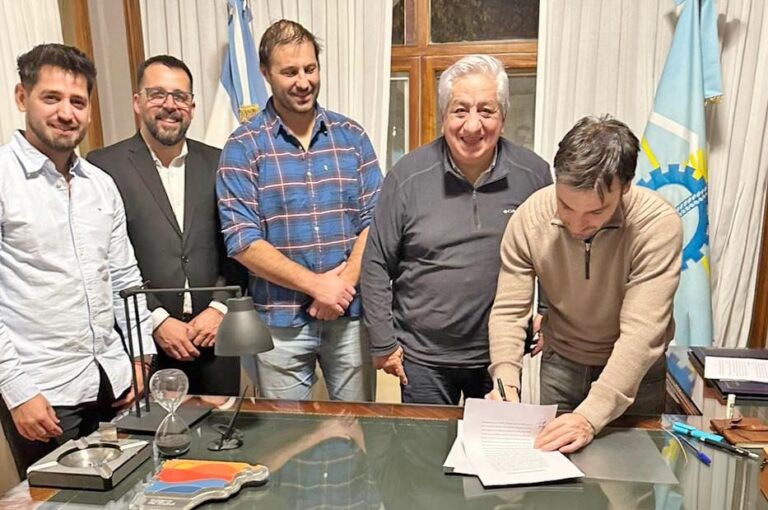 Torres firmó el contrato de la construcción de la hostería boutique en Esquel