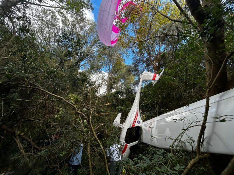 Cayó una avioneta en Uruguay, los tripulantes se salvaron por los paracaídas
