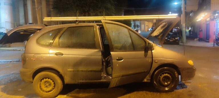 Puso en marcha su auto y sufrió una explosión