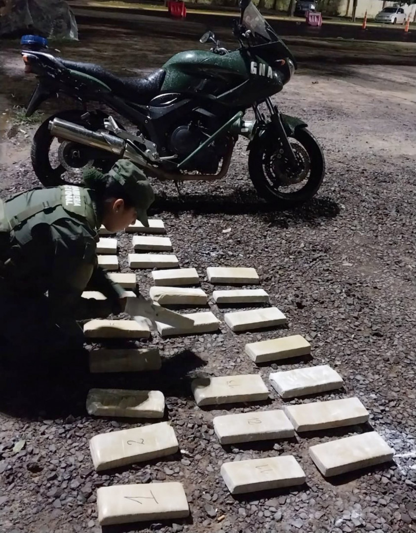 Funcionarios interceptaron a mujer que transportaba 27 paquetes de marihuana en un ómnibus con sus dos hijas.