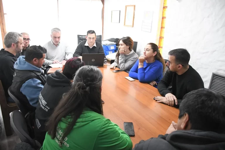 Nueva oferta salarial a municipales de Esquel propone aumento acumulativo